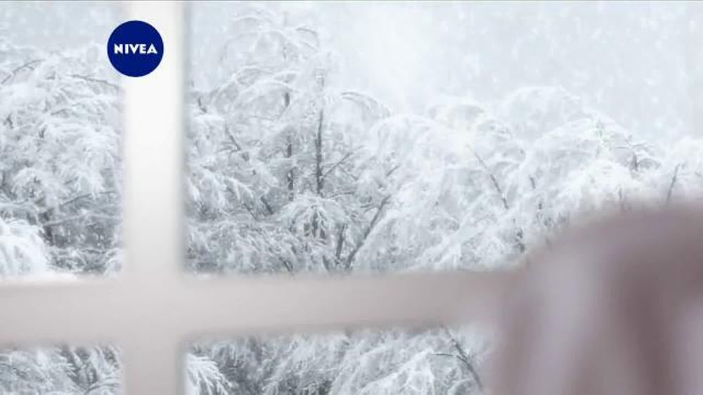 Nivea Extended Moisture TV Commercial, 'Heal Your Skin All Winter'