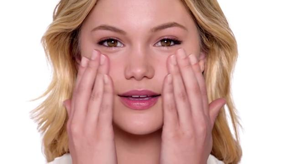 Neutrogena Rapid Clear Stubborn Acne TV Commercial, 'Surprise' Feat