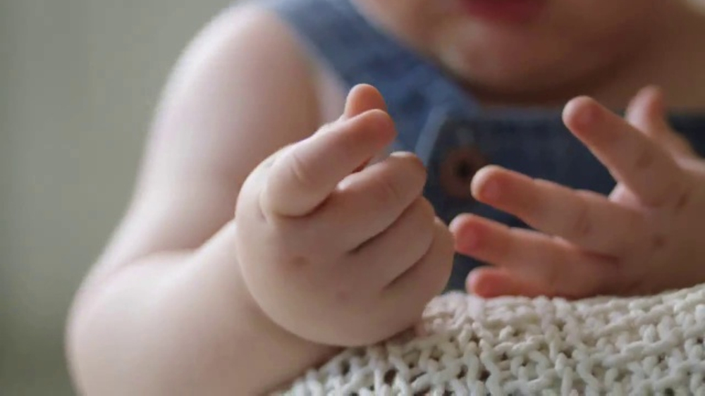 Aveeno Baby Daily Moisture Lotion TV Commercial, 'Los deditos gorditos'
