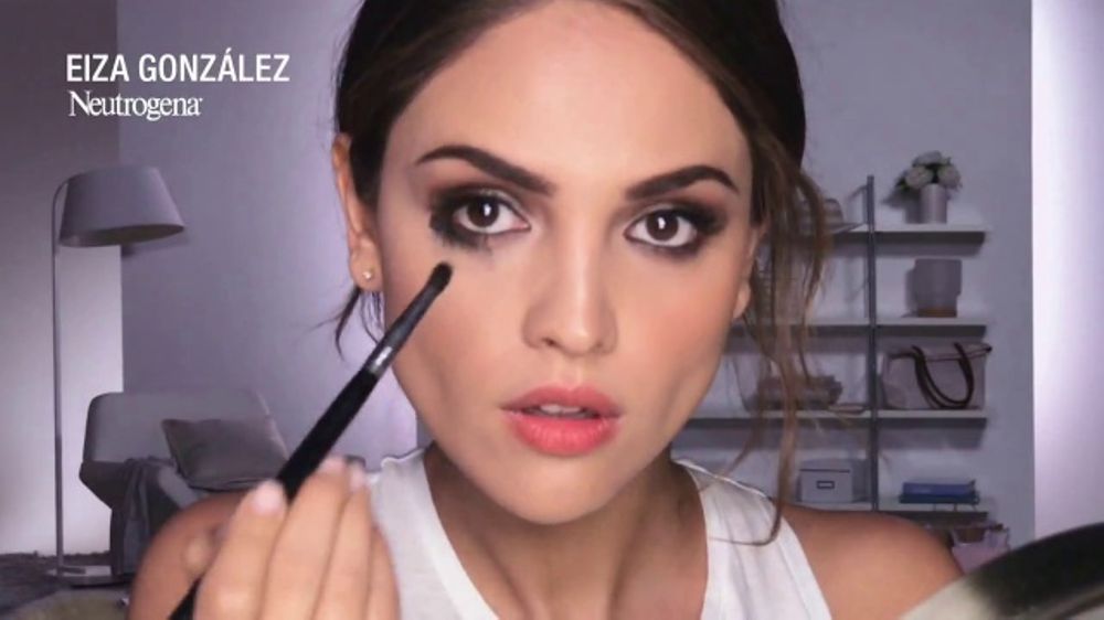 Neutrogena Towelettes TV Commercial, 'Fire Alarm' Featuring Eiza González